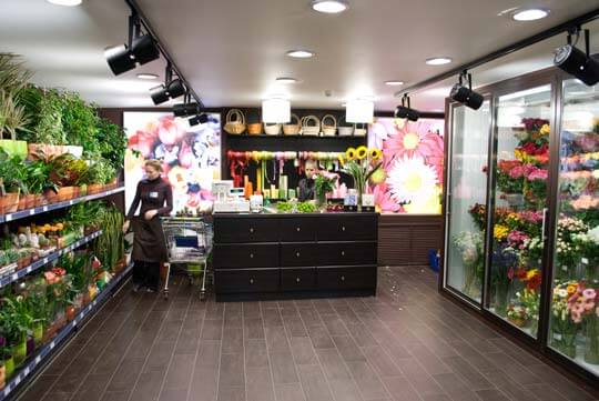 Магазин-салон цветов в торговом комплексе со своим интернет-магазином