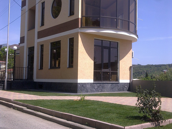Новое здание в центре Алушты