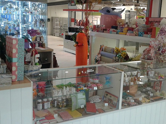 Магазин сувениров, подарков и цветов в крупном ТРК