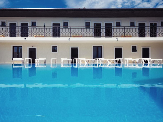 Продается всесезонный гостевой дом в Абрау-Дюрсо с подогреваемым бассейном