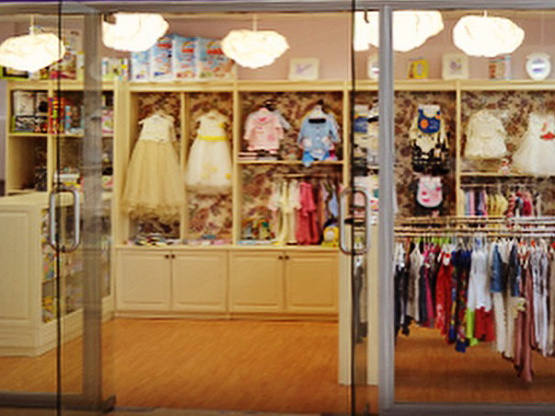 Современный бутик эксклюзивной детской одежды премиум класса в торговом центре